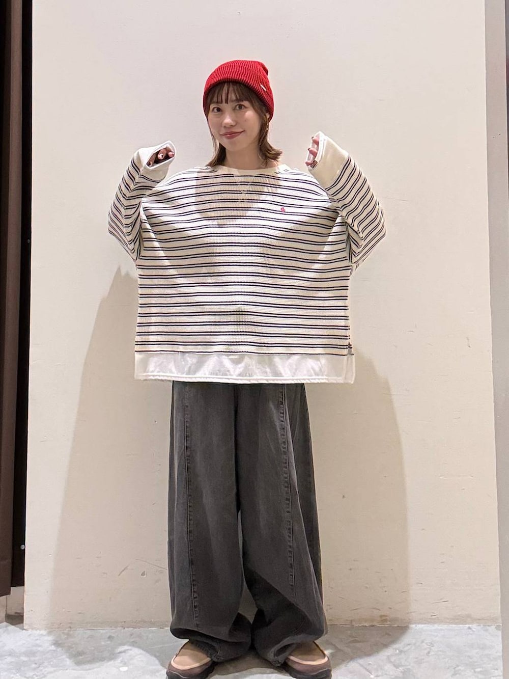 ベージュ系のTシャツ/カットソー、グレー系のデニムパンツ、ベージュ系のその他シューズを着用したレディースの秋コーディネートの5枚目の写真