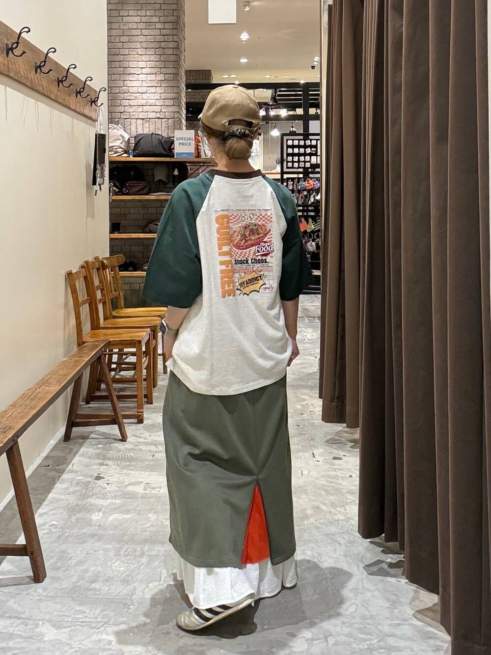 ゴールド系のスニーカー、ホワイト系のスカート、グリーン系のTシャツ/カットソーを着用したレディースの夏コーディネートの4枚目の写真