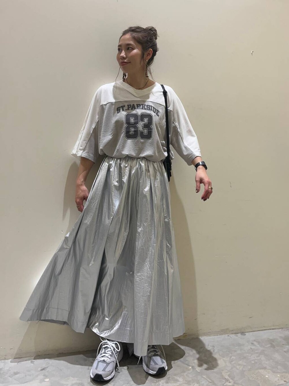 ホワイト系のTシャツ/カットソー、その他のショルダーバッグ、グレー系のスニーカーを着用したレディースの春コーディネートの7枚目の写真