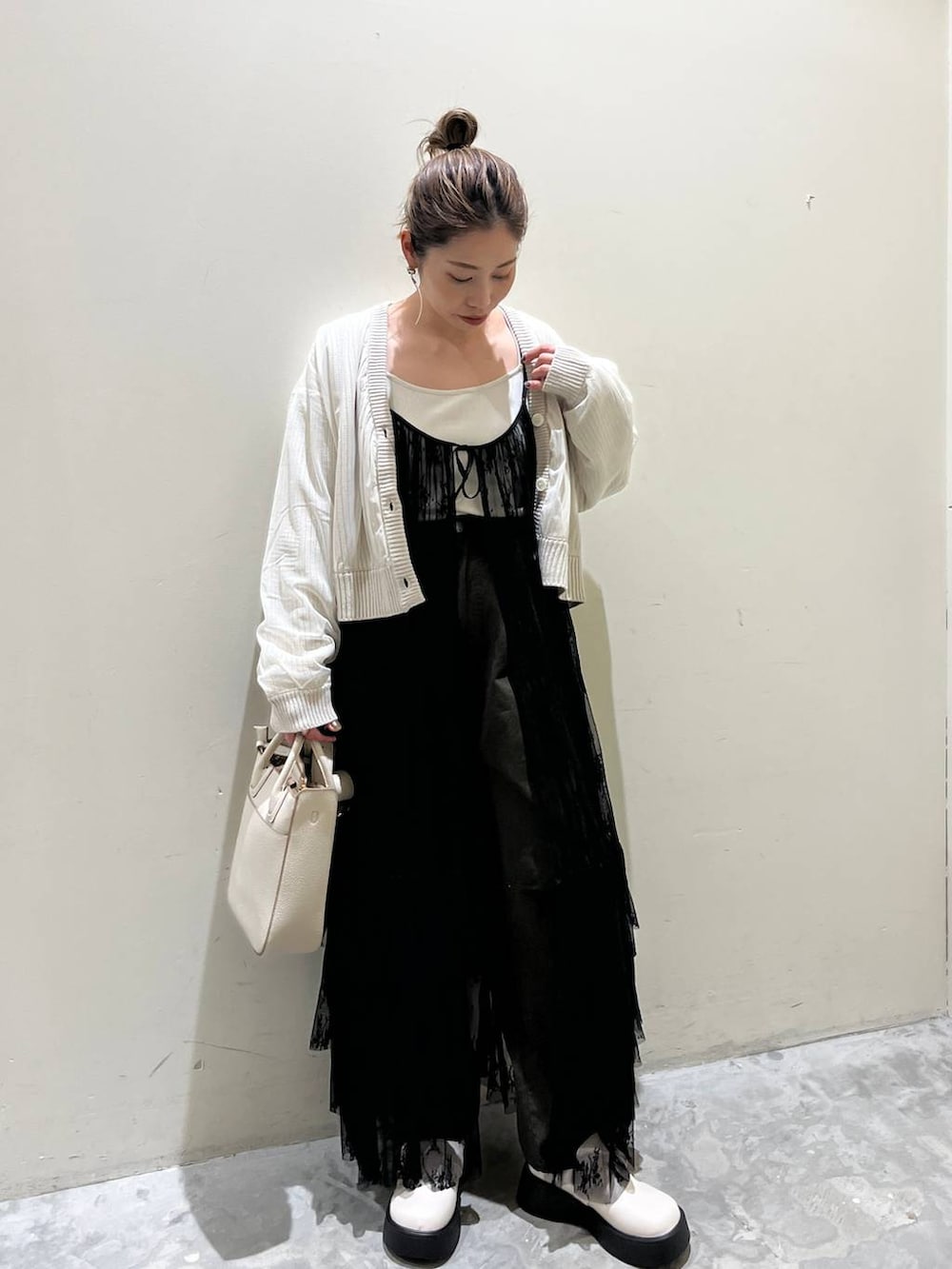 その他のその他パンツ、グレー系のワンピース、ベージュ系のTシャツ/カットソーを着用したレディースの春コーディネートの3枚目の写真