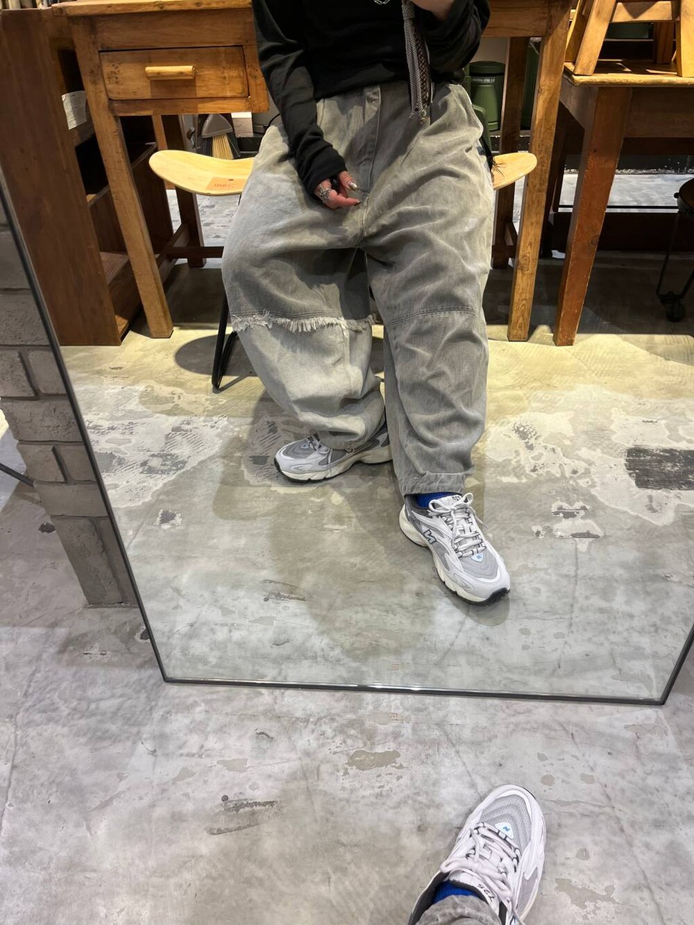 グレー系のデニムパンツ、グレー系のスニーカー、ブラック系のTシャツ/カットソーを着用したレディースの春コーディネートの3枚目の写真