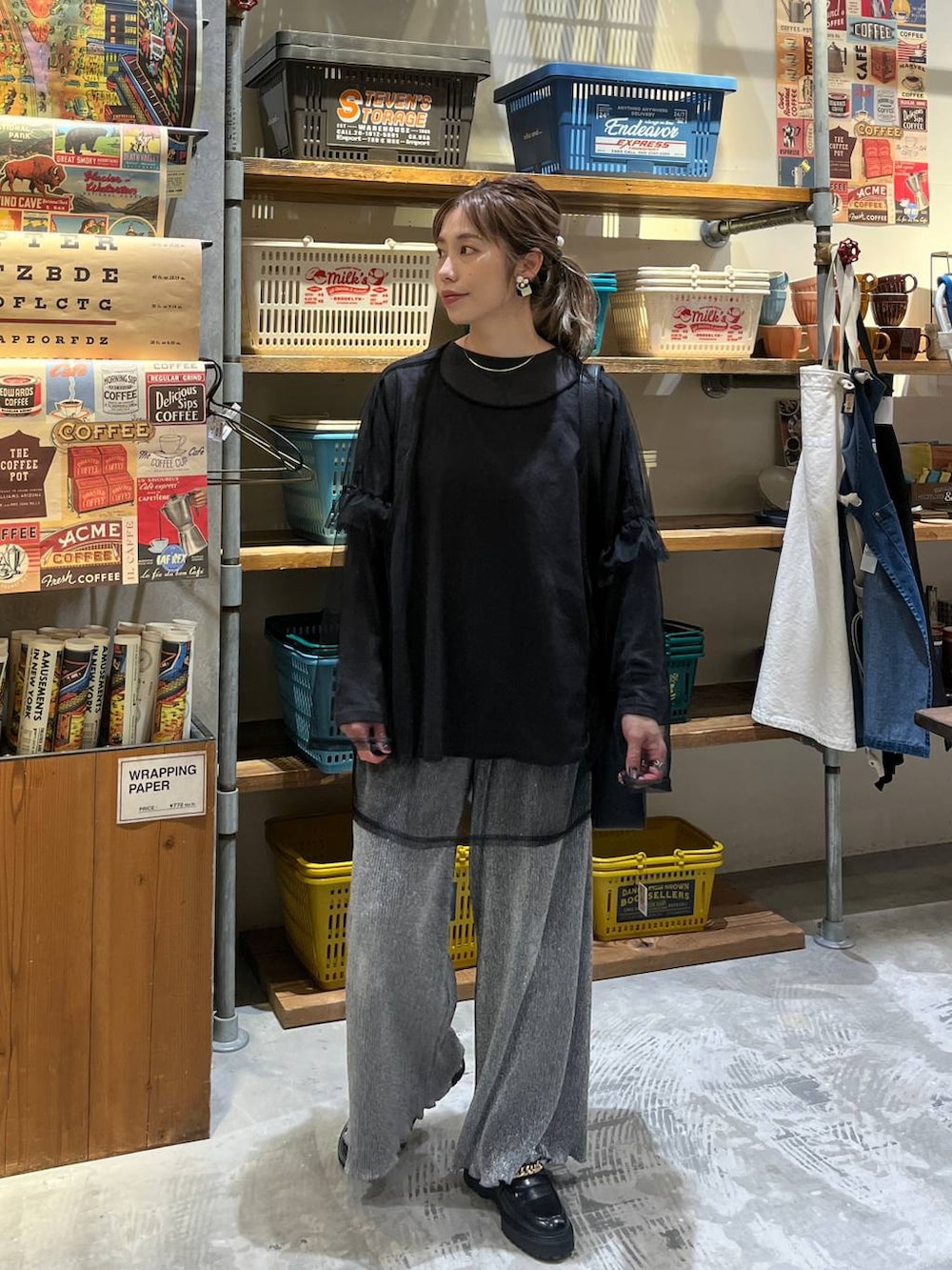 ブラック系のトートバッグ、グレー系のその他パンツ、ブラック系のローファーを着用したレディースの春コーディネートの3枚目の写真