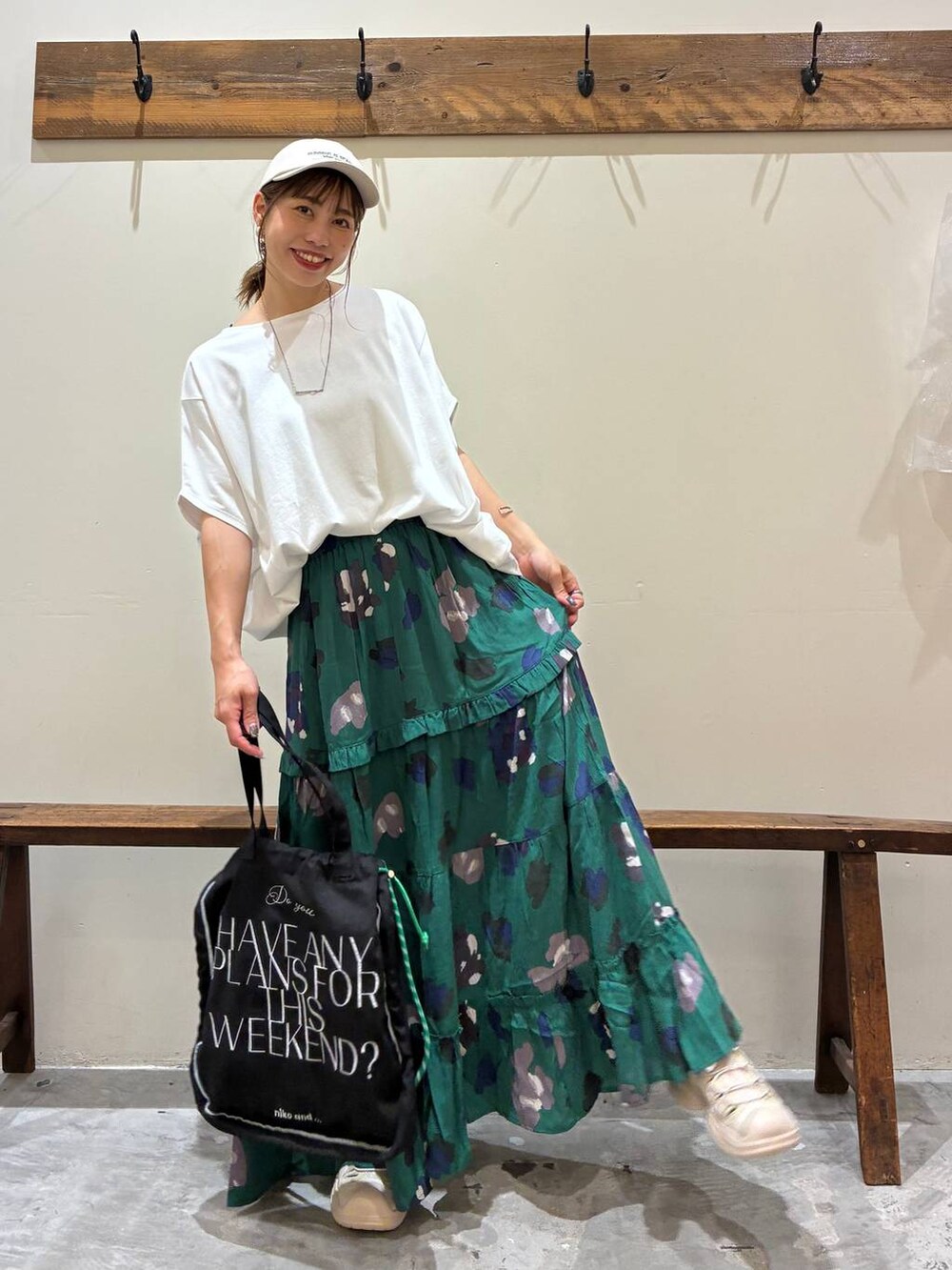 ブラック系のトートバッグ、グリーン系のスカート、ベージュ系のサンダルを着用したレディースの夏コーディネートの4枚目の写真