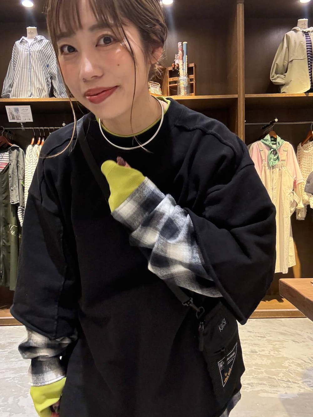 ブラック系のショルダーバッグ、ブラック系のその他パンツ、ブラック系のTシャツ/カットソーを着用したレディースの春コーディネートの5枚目の写真