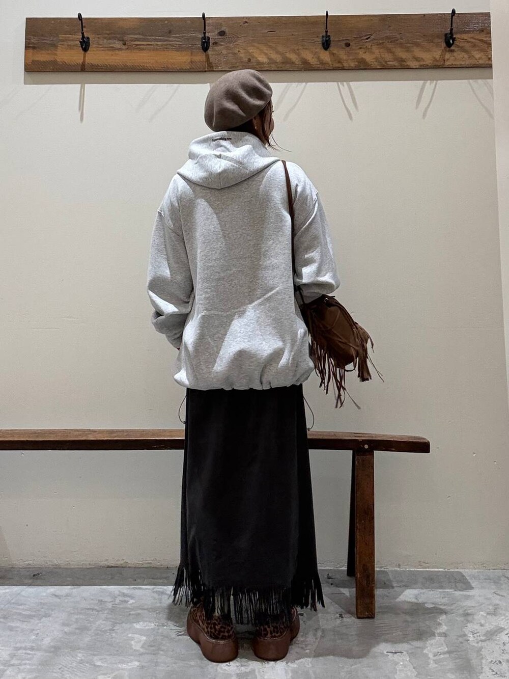 その他のその他シューズ、レッド系のニット/セーター、ブラウン系のショルダーバッグを着用したレディースの秋コーディネートの3枚目の写真