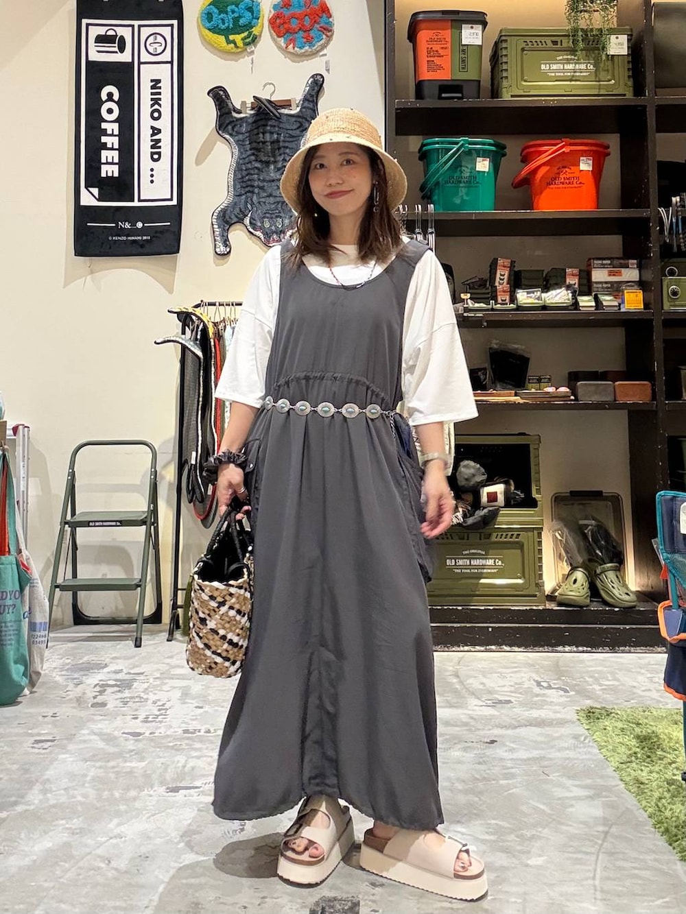 ホワイト系のTシャツ/カットソー、ベージュ系のサンダル、オレンジ系のネックレスを着用したレディースの夏コーディネートの5枚目の写真