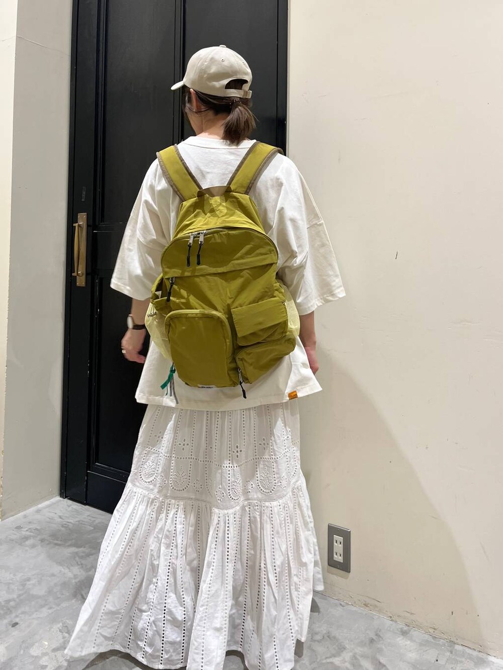 その他のスニーカー、グリーン系のバックパック/リュック、ベージュ系のキャップを着用したレディースの春コーディネートの4枚目の写真