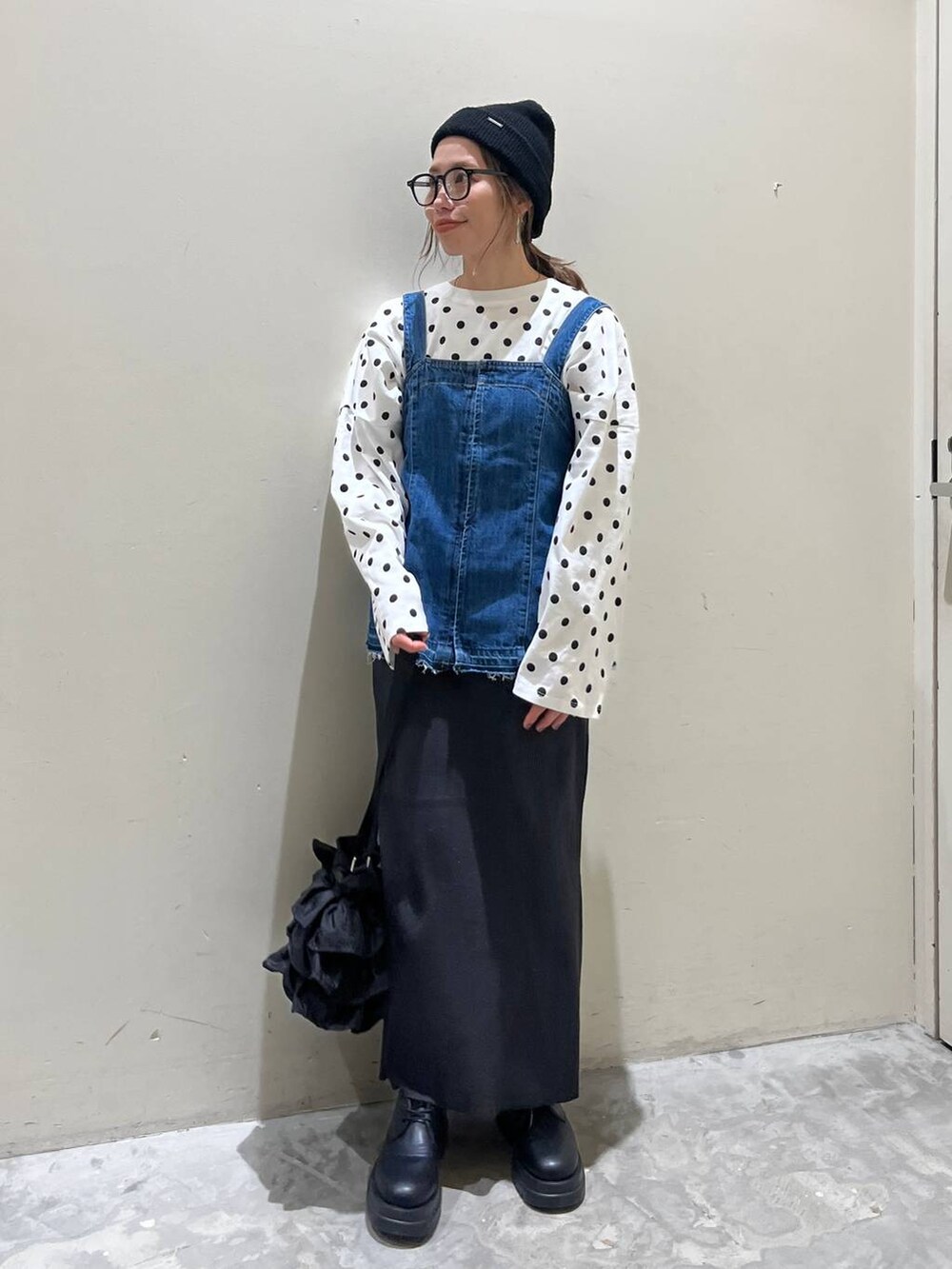 ブラック系のショルダーバッグ、ブラック系のドレスシューズ、ブルー系のその他トップスを着用したレディースの冬コーディネートの6枚目の写真