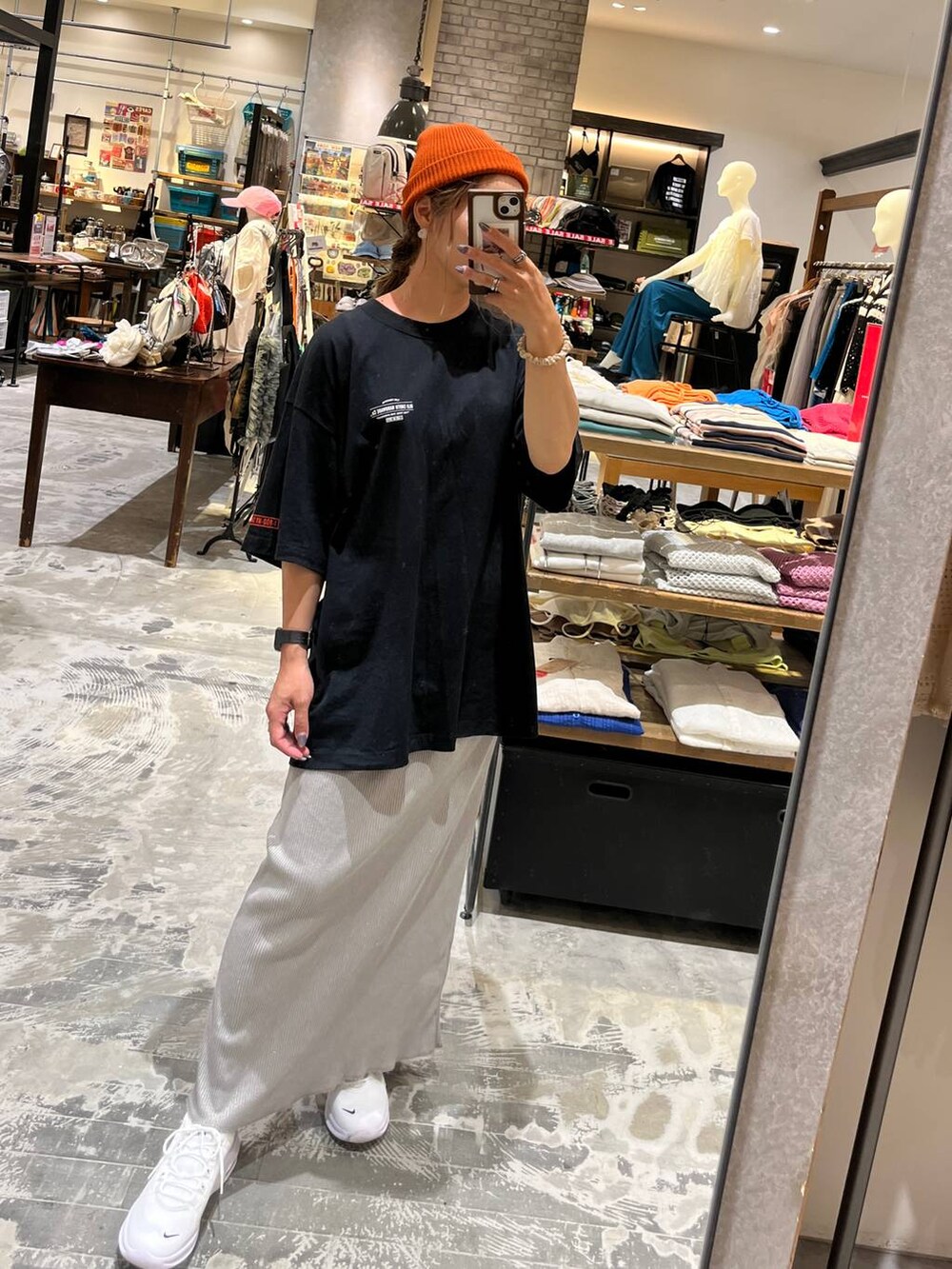 ブラック系のショルダーバッグ、グレー系のスカート、ブラック系のTシャツ/カットソーを着用したレディースの夏コーディネートの6枚目の写真