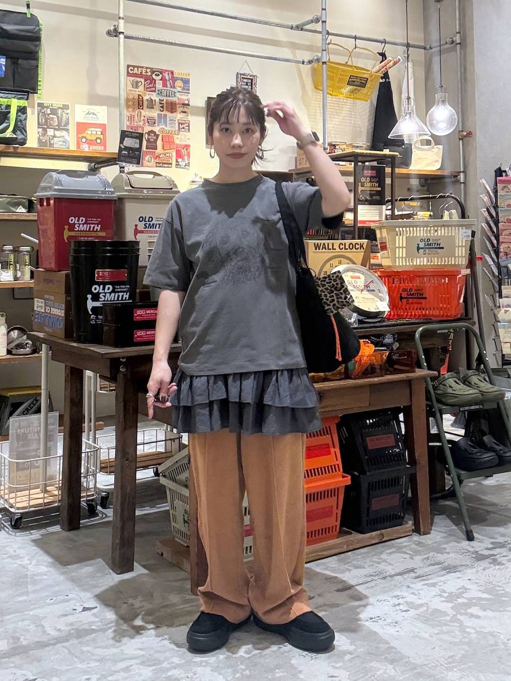 オレンジ系のその他パンツ、ブラック系のローファー、ブラック系のトートバッグを着用したレディースの春コーディネートの4枚目の写真