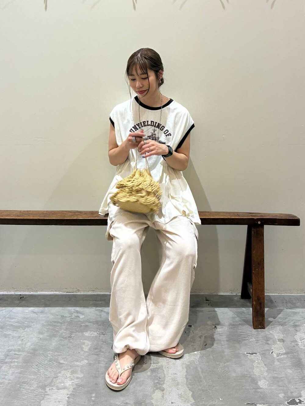 ベージュ系のカーゴパンツ、ベージュ系のショルダーバッグ、ベージュ系のサンダルを着用したレディースの夏コーディネートの6枚目の写真