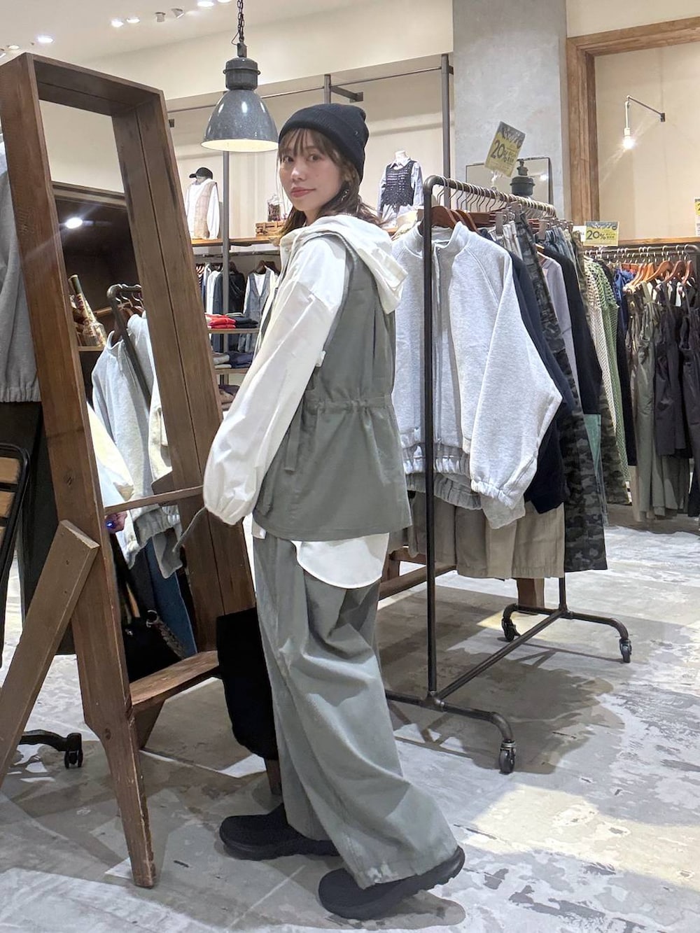 グリーン系のベスト、グリーン系のサロペット/オーバーオール、ホワイト系のシャツ/ブラウスを着用したレディースの春コーディネートの6枚目の写真