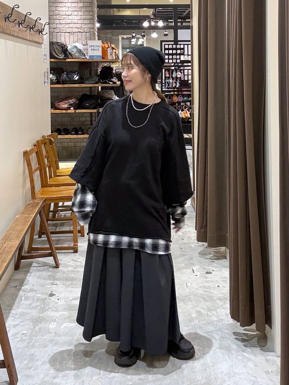 ブラック系のその他パンツ、ブラック系のTシャツ/カットソーを着用したレディースの春コーディネートの3枚目の写真