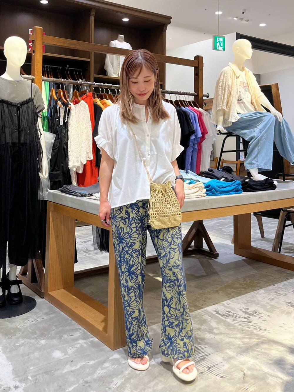 イエロー系のショルダーバッグ、ベージュ系のサンダル、イエロー系のその他パンツを着用したレディースの夏コーディネートの4枚目の写真