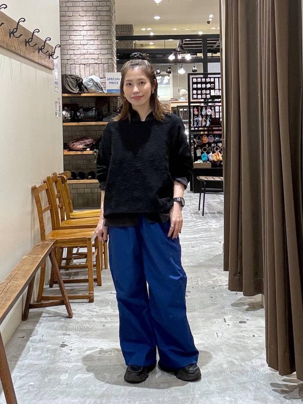 ブラック系のTシャツ/カットソー、ブルー系のその他パンツを着用したレディースの春コーディネートの6枚目の写真