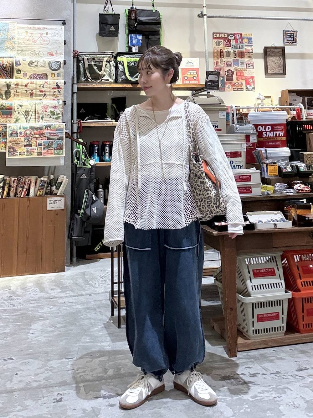 ベージュ系のTシャツ/カットソー、その他のトートバッグ、ホワイト系のTシャツ/カットソーを着用したレディースの春コーディネートの2枚目の写真