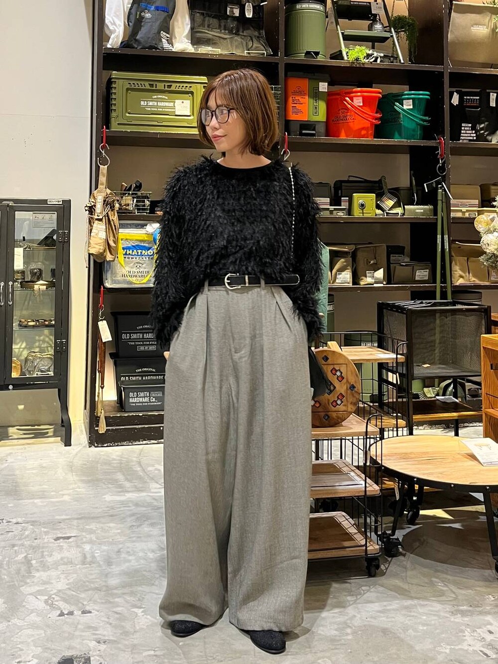 グレー系のその他パンツ、ブラック系のブーツ、ブラック系のショルダーバッグを着用したレディースの冬コーディネートの4枚目の写真