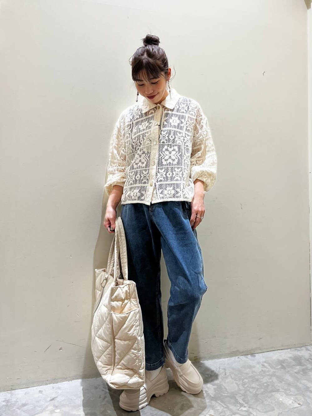 ベージュ系のローファー、ブルー系のその他パンツ、ホワイト系のトートバッグを着用したレディースの春コーディネートの5枚目の写真