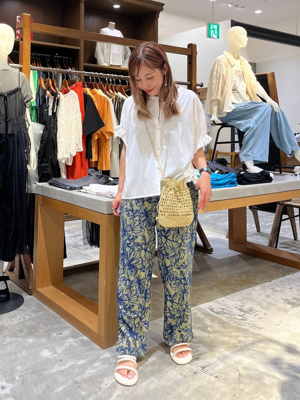 イエロー系のショルダーバッグ、ベージュ系のサンダル、イエロー系のその他パンツを着用したレディースの夏コーディネートの2枚目の写真