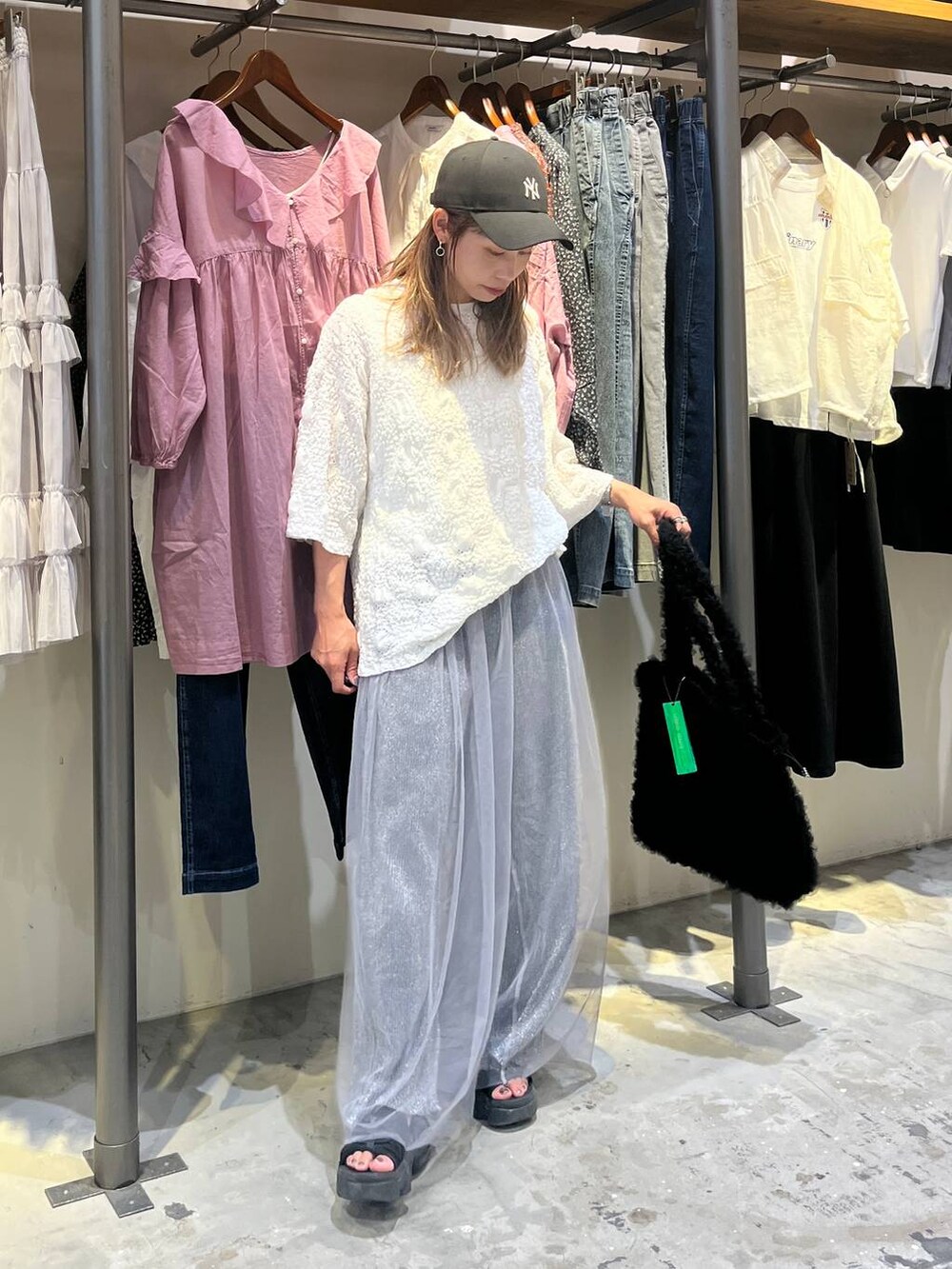 グレー系のその他パンツ、ブラック系のトートバッグ、グレー系のその他パンツを着用したレディースの夏コーディネートの3枚目の写真