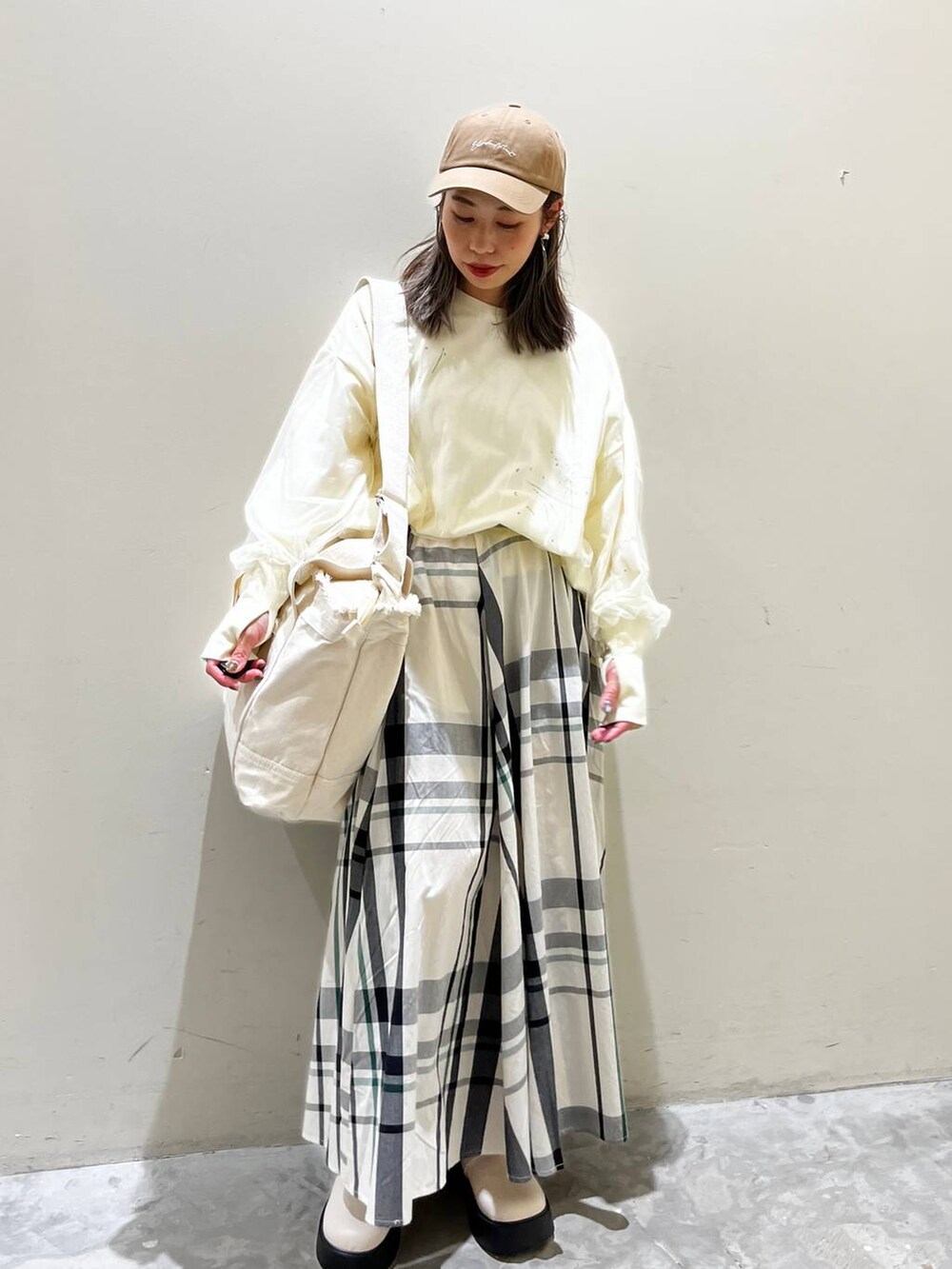 ホワイト系のスウェット、ベージュ系のショルダーバッグ、ベージュ系のその他シューズを着用したレディースの春コーディネートの5枚目の写真