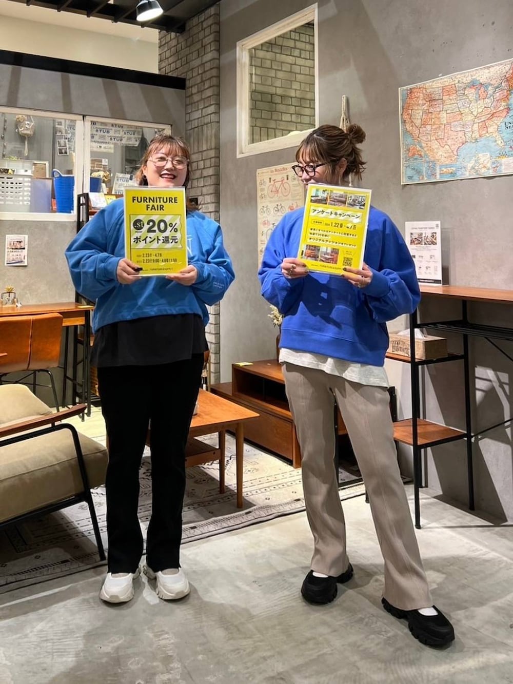 ベージュ系のTシャツ/カットソー、ブラック系のTシャツ/カットソー、ブルー系のスウェットを着用したレディースの春コーディネートの3枚目の写真