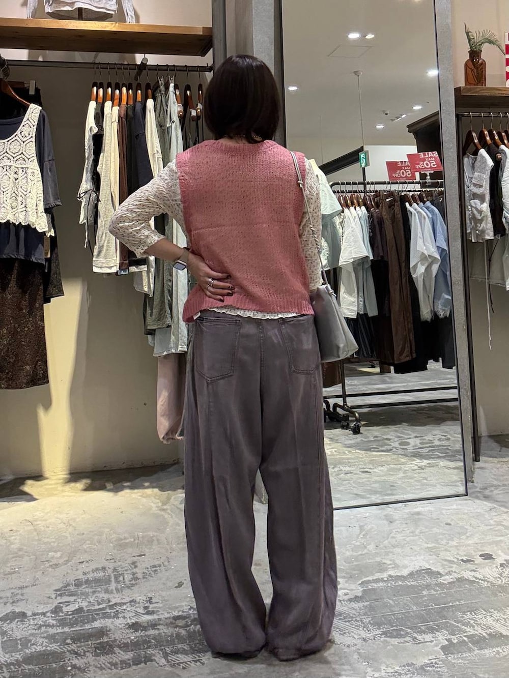 ピンク系のベスト、ベージュ系のTシャツ/カットソー、パープル系のデニムパンツを着用したレディースの夏コーディネートの6枚目の写真