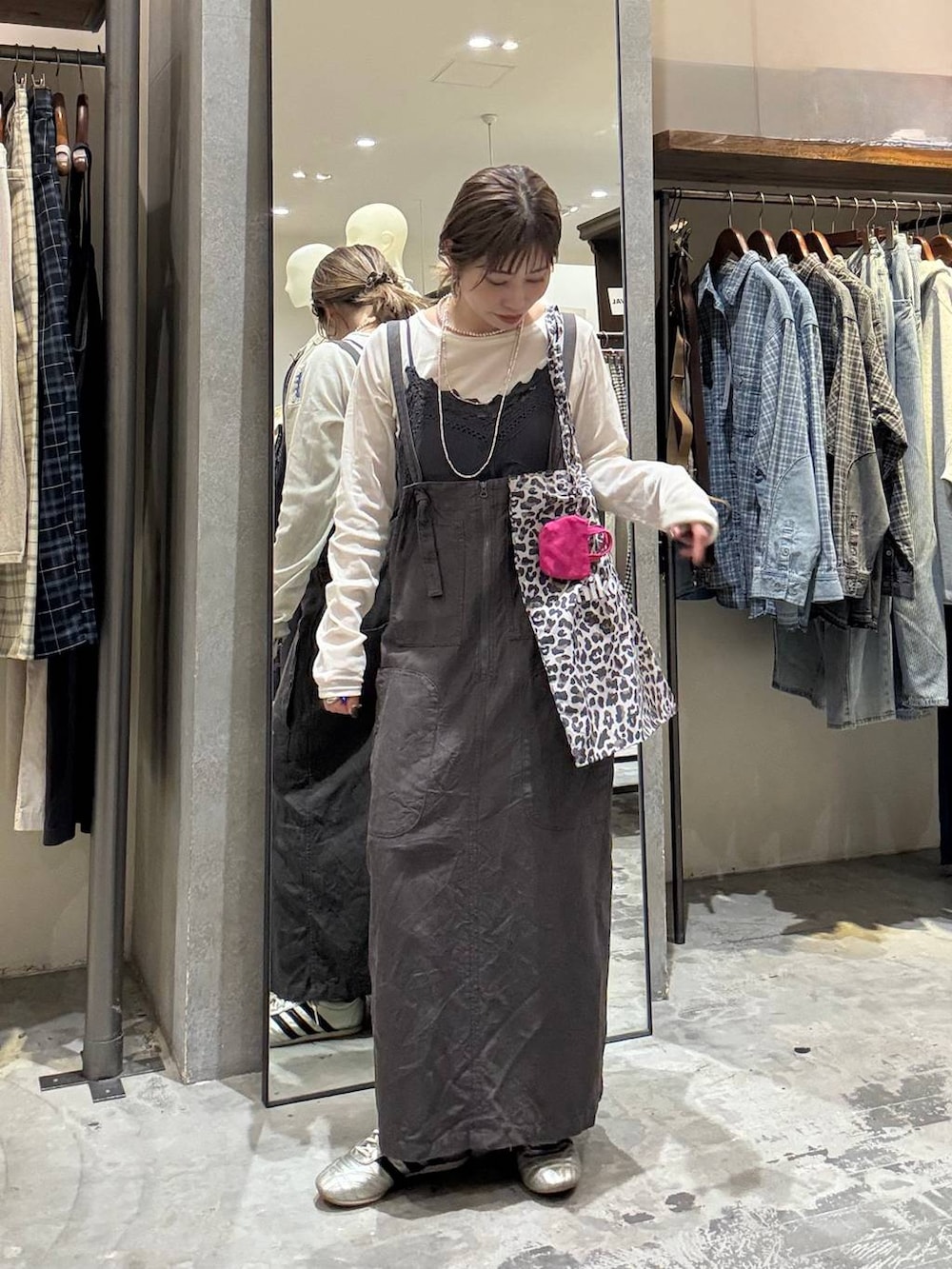 その他のトートバッグ、ゴールド系のスニーカー、グレー系のワンピースを着用したレディースの春コーディネートの7枚目の写真