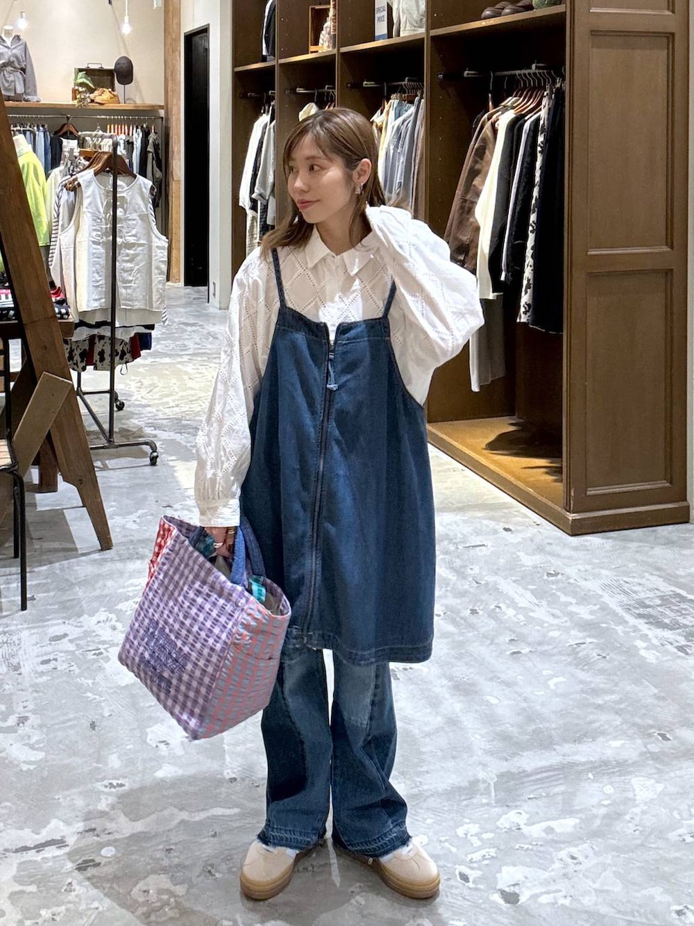 ベージュ系のスニーカー、ブルー系のデニムパンツ、ブルー系のキャミソールを着用したレディースの春コーディネートの5枚目の写真