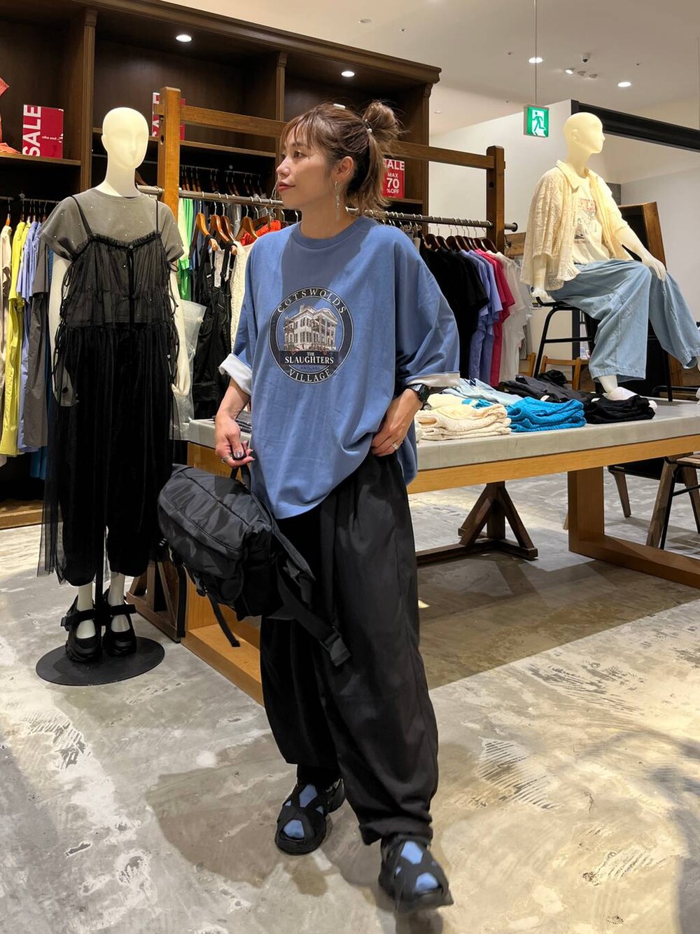 ブルー系のTシャツ/カットソー、ブラック系のその他パンツ、ブラック系のサンダルを着用したレディースの夏コーディネートの4枚目の写真
