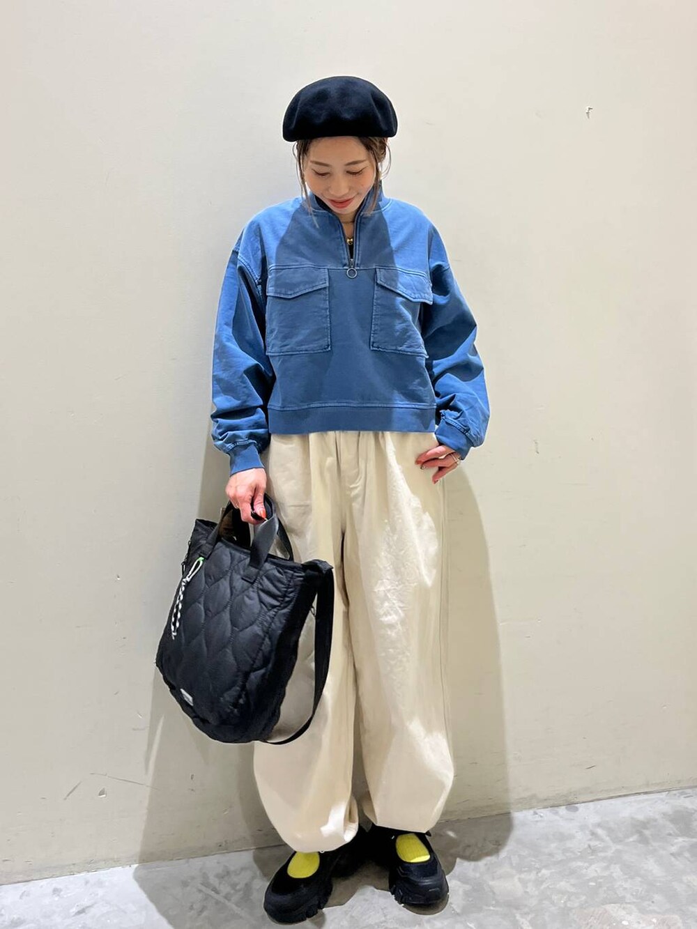 ベージュ系のその他パンツ、ブルー系のスウェット、グレー系のトートバッグを着用したレディースの冬コーディネートの2枚目の写真