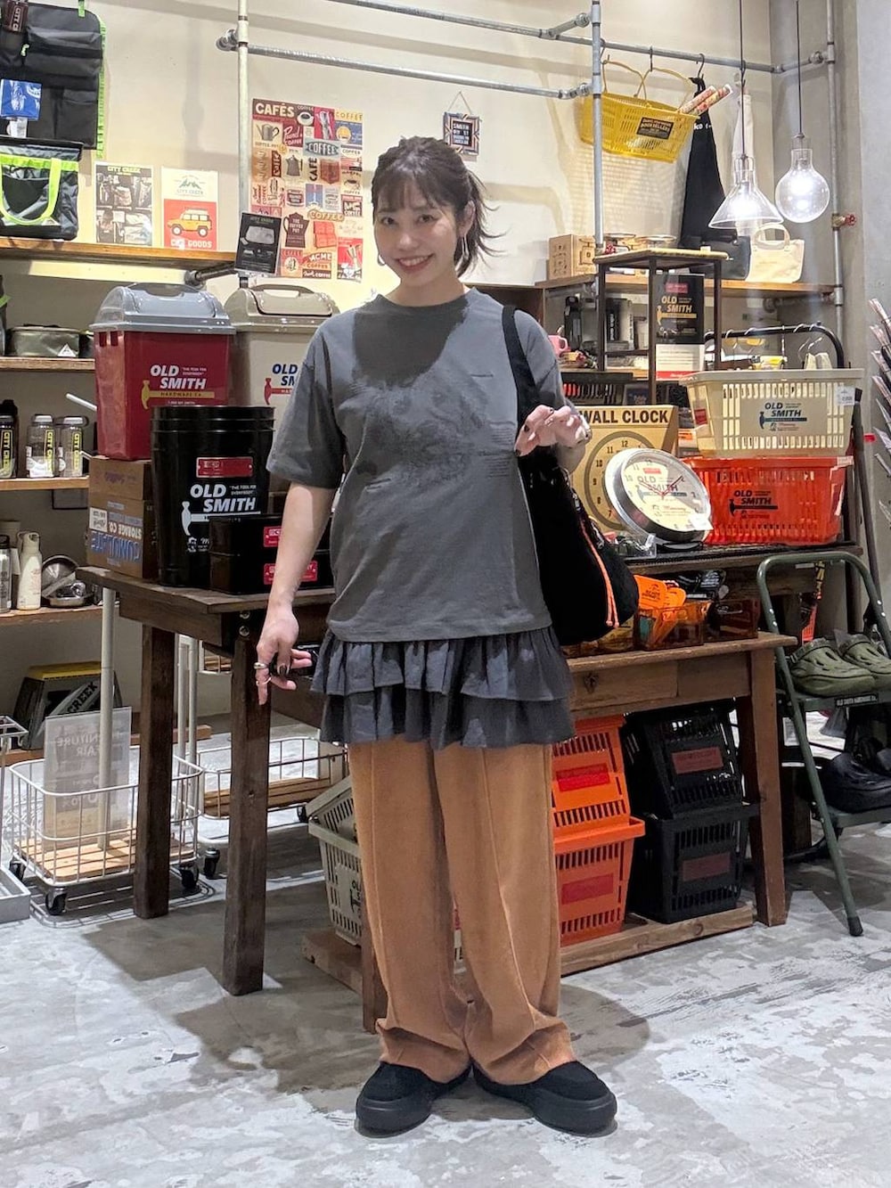 オレンジ系のその他パンツ、ブラック系のローファー、ブラック系のトートバッグを着用したレディースの春コーディネートの7枚目の写真