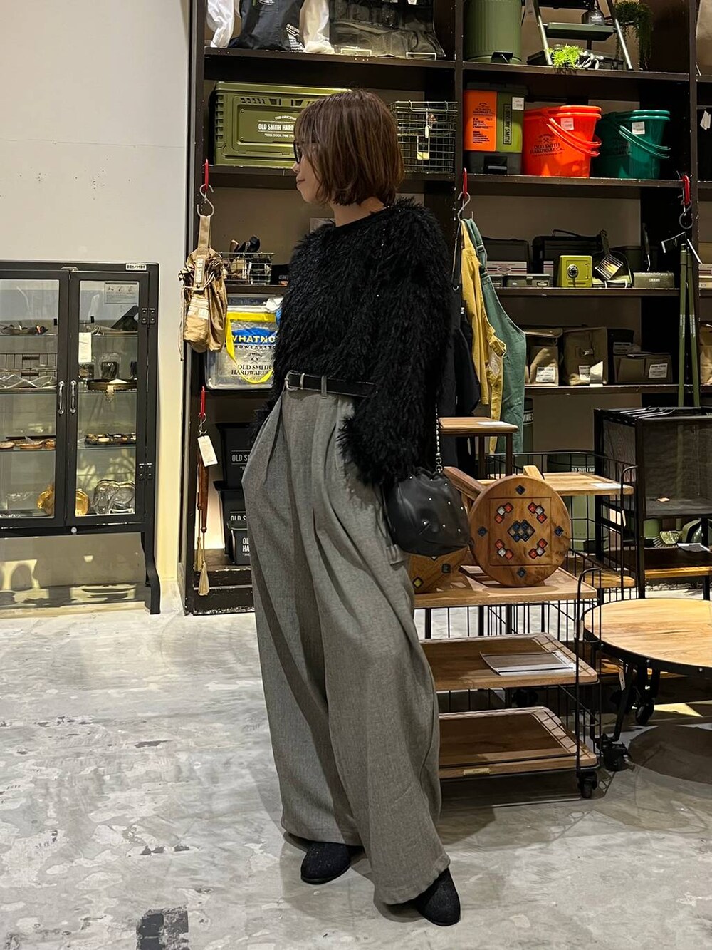 グレー系のその他パンツ、ブラック系のブーツ、ブラック系のショルダーバッグを着用したレディースの冬コーディネートの3枚目の写真