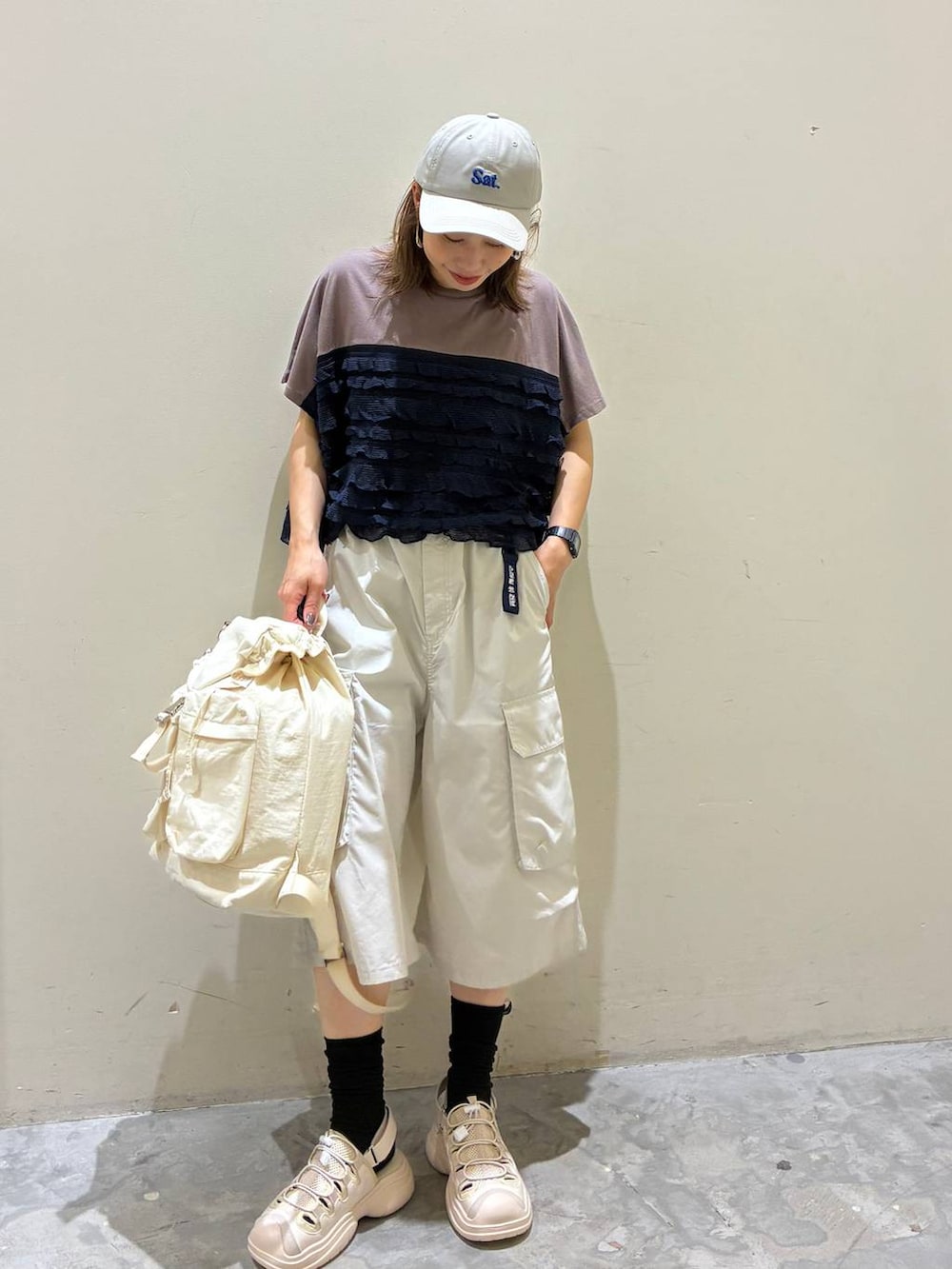 ベージュ系のバックパック/リュック、ベージュ系のサンダル、グレー系のその他パンツを着用したレディースの夏コーディネートの8枚目の写真