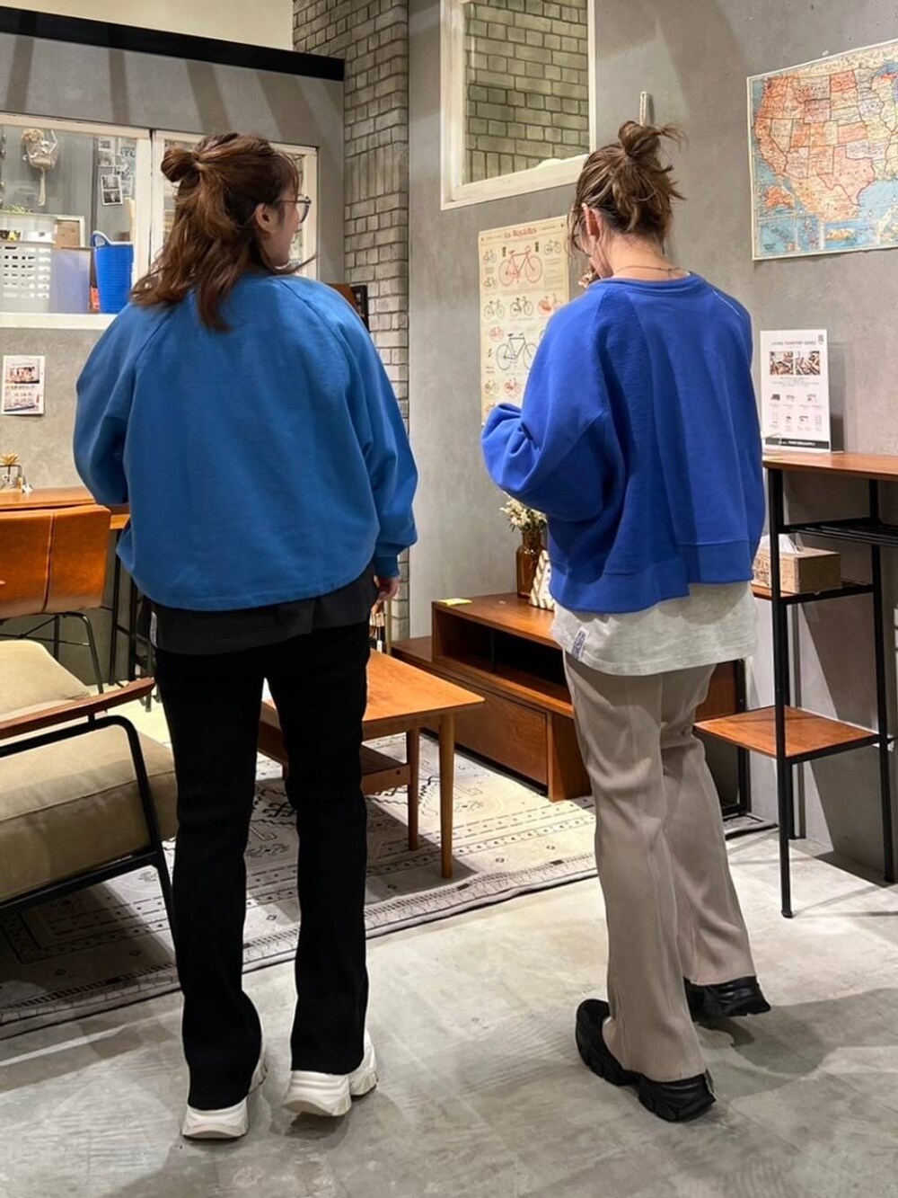 その他のクッション/クッションカバー、グレー系のラグ/マットを着用したレディースの冬コーディネートの5枚目の写真