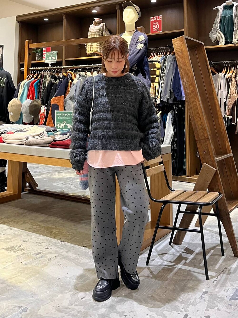 グレー系のその他パンツ、ピンク系のTシャツ/カットソー、ブラック系のその他シューズを着用したレディースの冬コーディネートの6枚目の写真