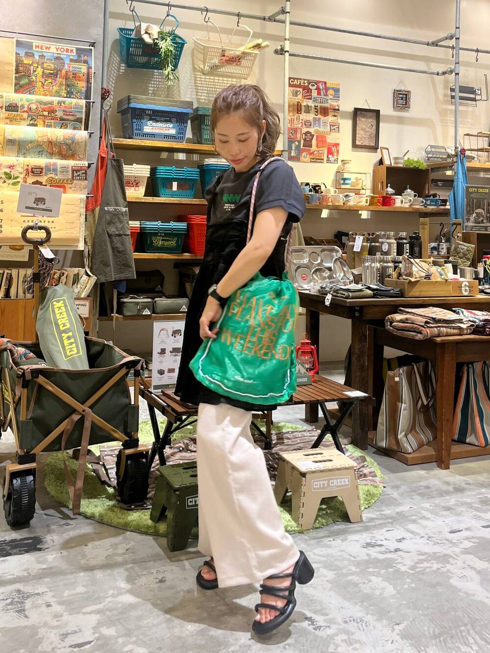 ブラック系のサンダル、ホワイト系のその他パンツ、ブラック系のキャミソールを着用したレディースの夏コーディネートの5枚目の写真