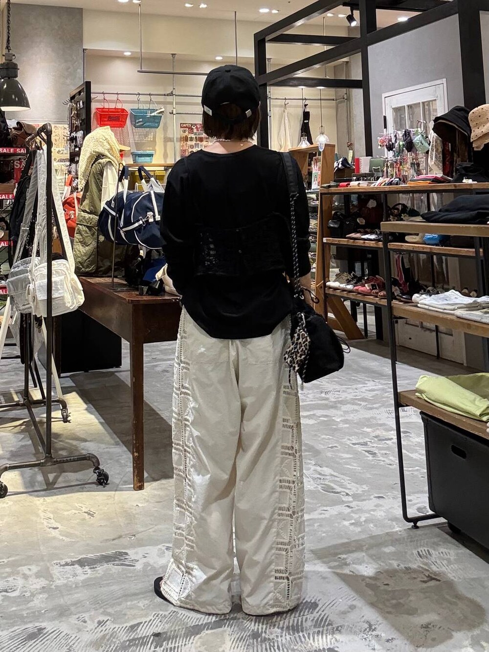 グレー系のTシャツ/カットソー、ブラック系のサンダル、ベージュ系のその他パンツを着用したレディースの夏コーディネートの2枚目の写真