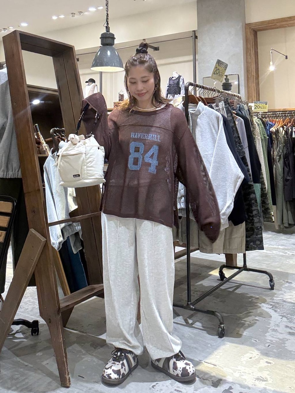 グレー系のその他パンツ、ホワイト系のタンクトップ、その他のスニーカーを着用したレディースの春コーディネートの6枚目の写真