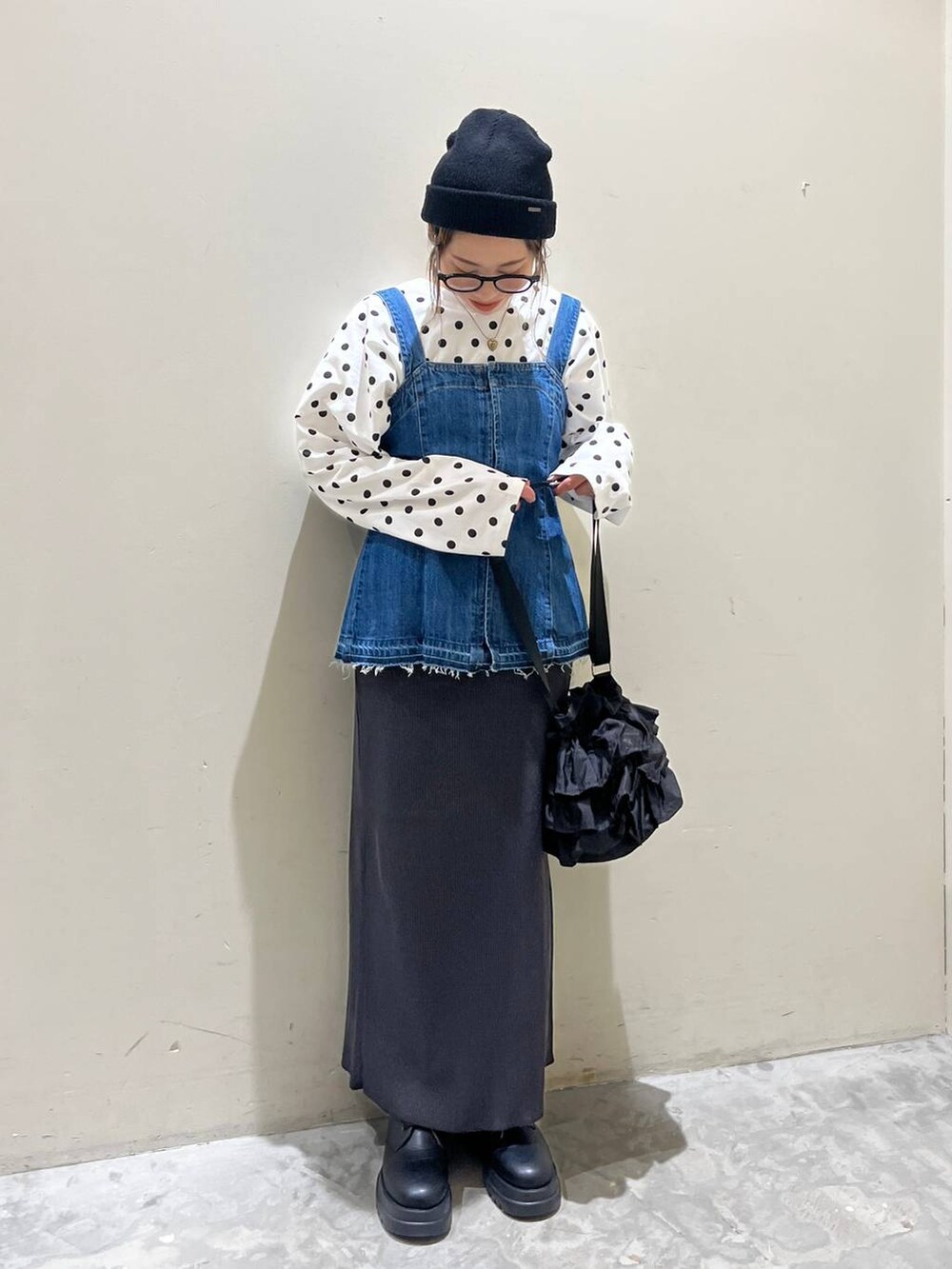 ブラック系のショルダーバッグ、ブラック系のドレスシューズ、ブルー系のその他トップスを着用したレディースの冬コーディネートの2枚目の写真