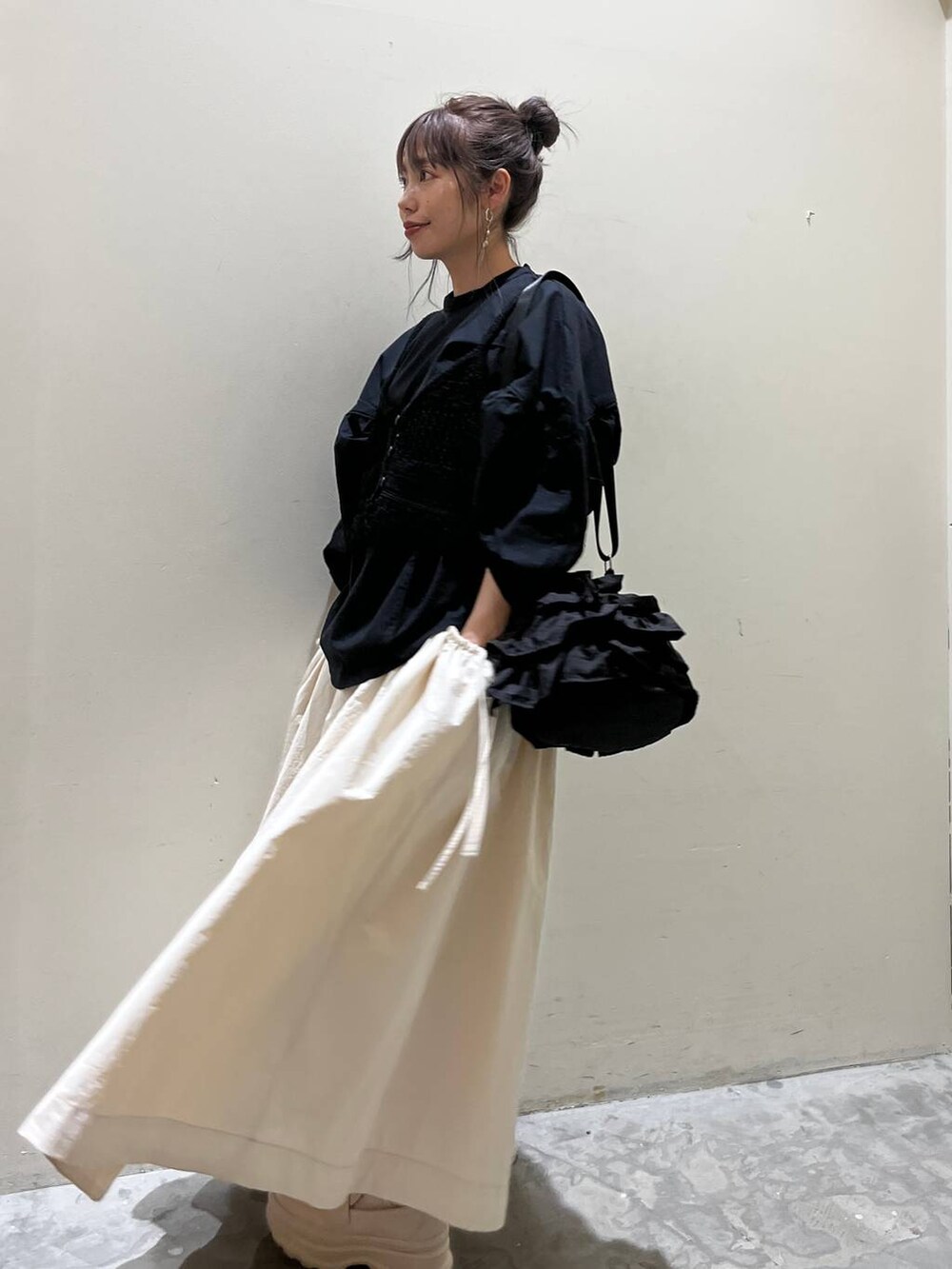 ベージュ系のローファー、ブラック系のその他トップス、ブラック系のショルダーバッグを着用したレディースの春コーディネートの5枚目の写真