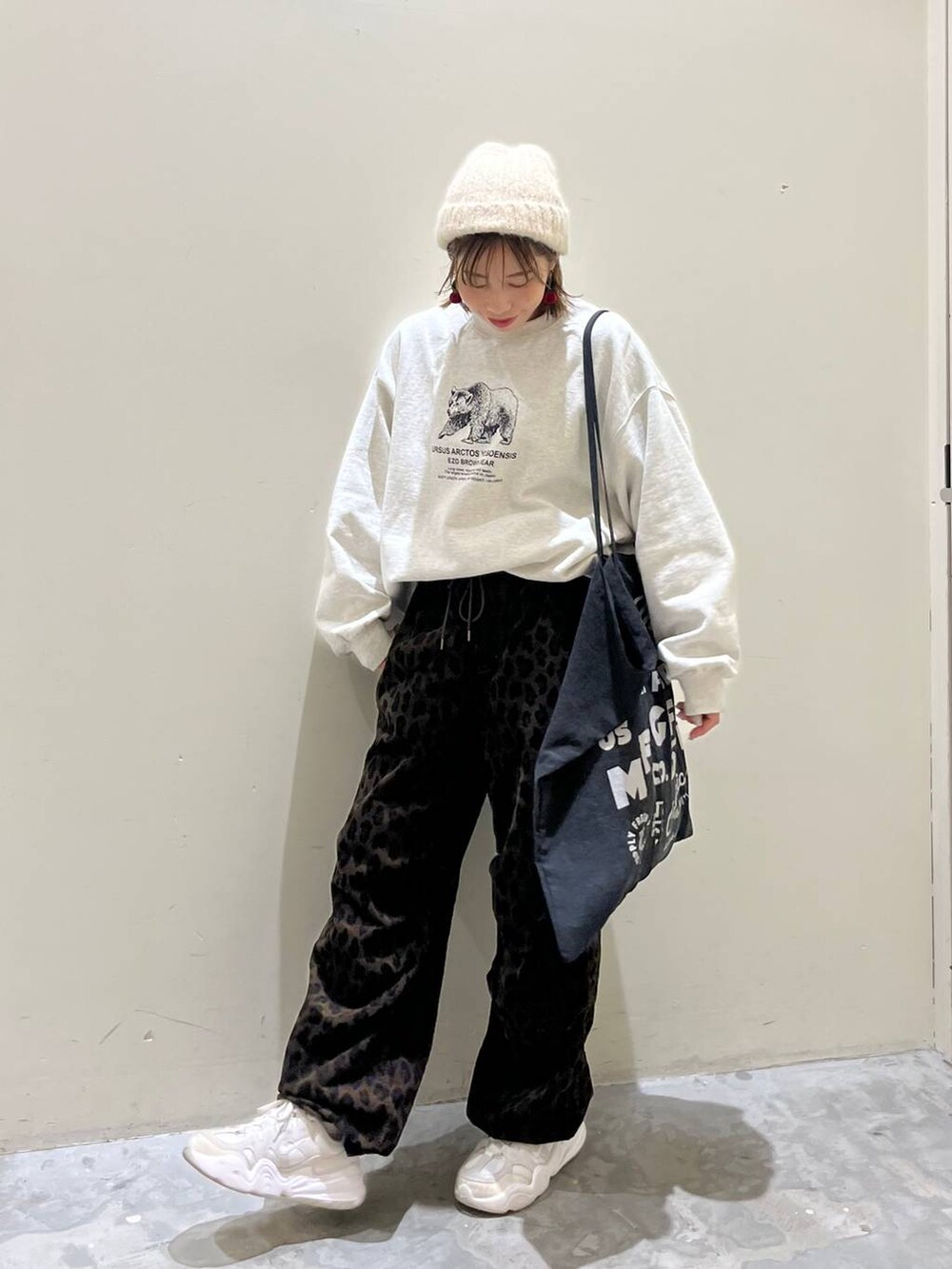 グレー系のトートバッグ、ベージュ系のスウェット、ベージュ系のその他パンツを着用したレディースの冬コーディネートの7枚目の写真