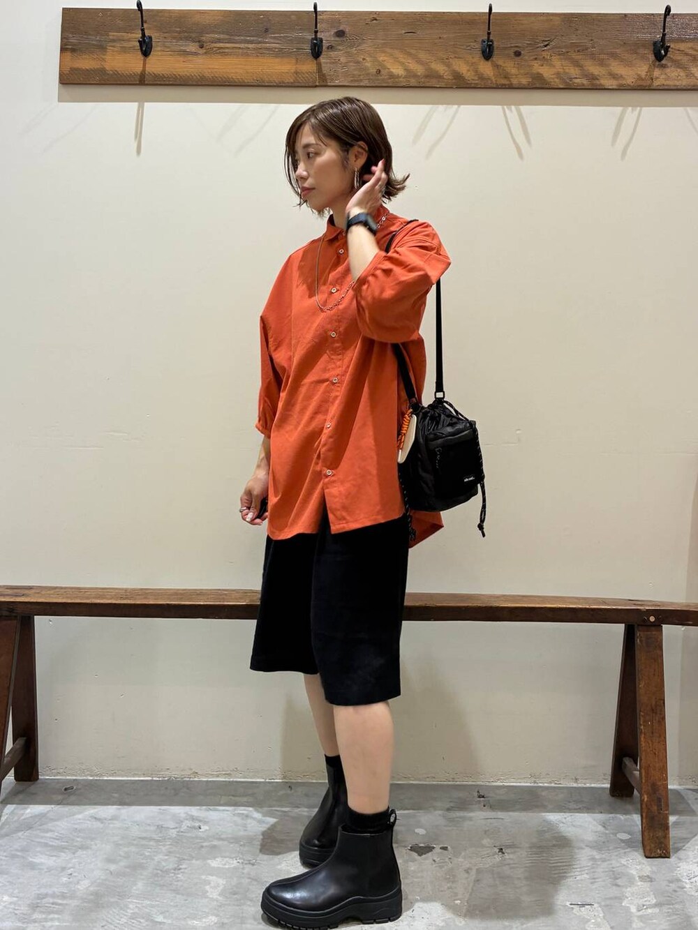 ブラック系のブーツ、ブラック系のその他パンツ、ブラック系のショルダーバッグを着用したレディースの夏コーディネートの4枚目の写真