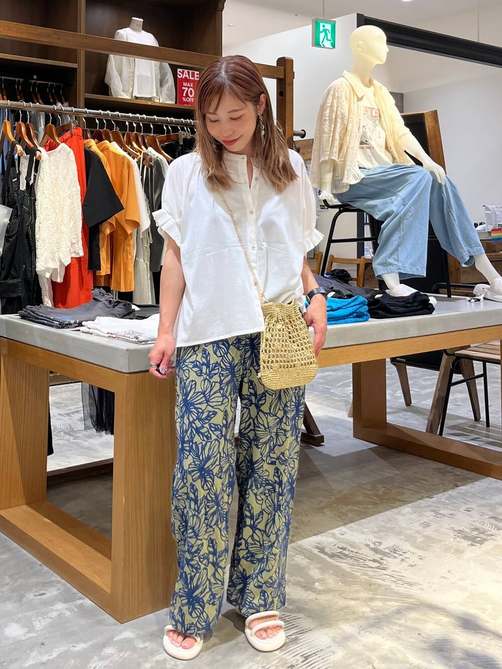 イエロー系のショルダーバッグ、ベージュ系のサンダル、イエロー系のその他パンツを着用したレディースの夏コーディネートの6枚目の写真