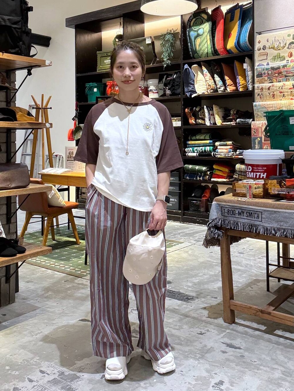 ブラウン系のその他パンツ、ベージュ系のTシャツ/カットソー、ベージュ系のサンダルを着用したレディースの春コーディネートの4枚目の写真