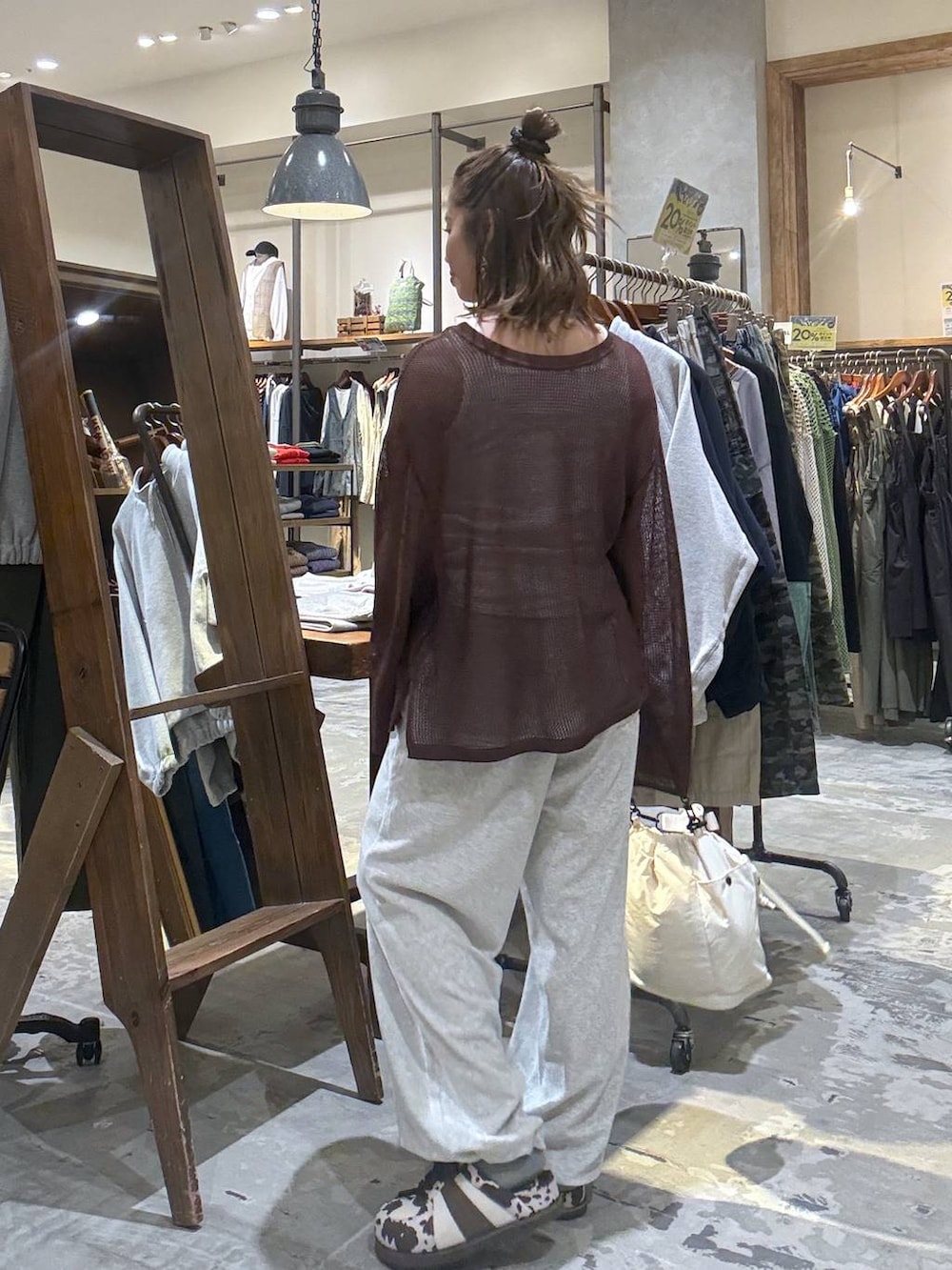 グレー系のその他パンツ、ホワイト系のタンクトップ、その他のスニーカーを着用したレディースの春コーディネートの5枚目の写真