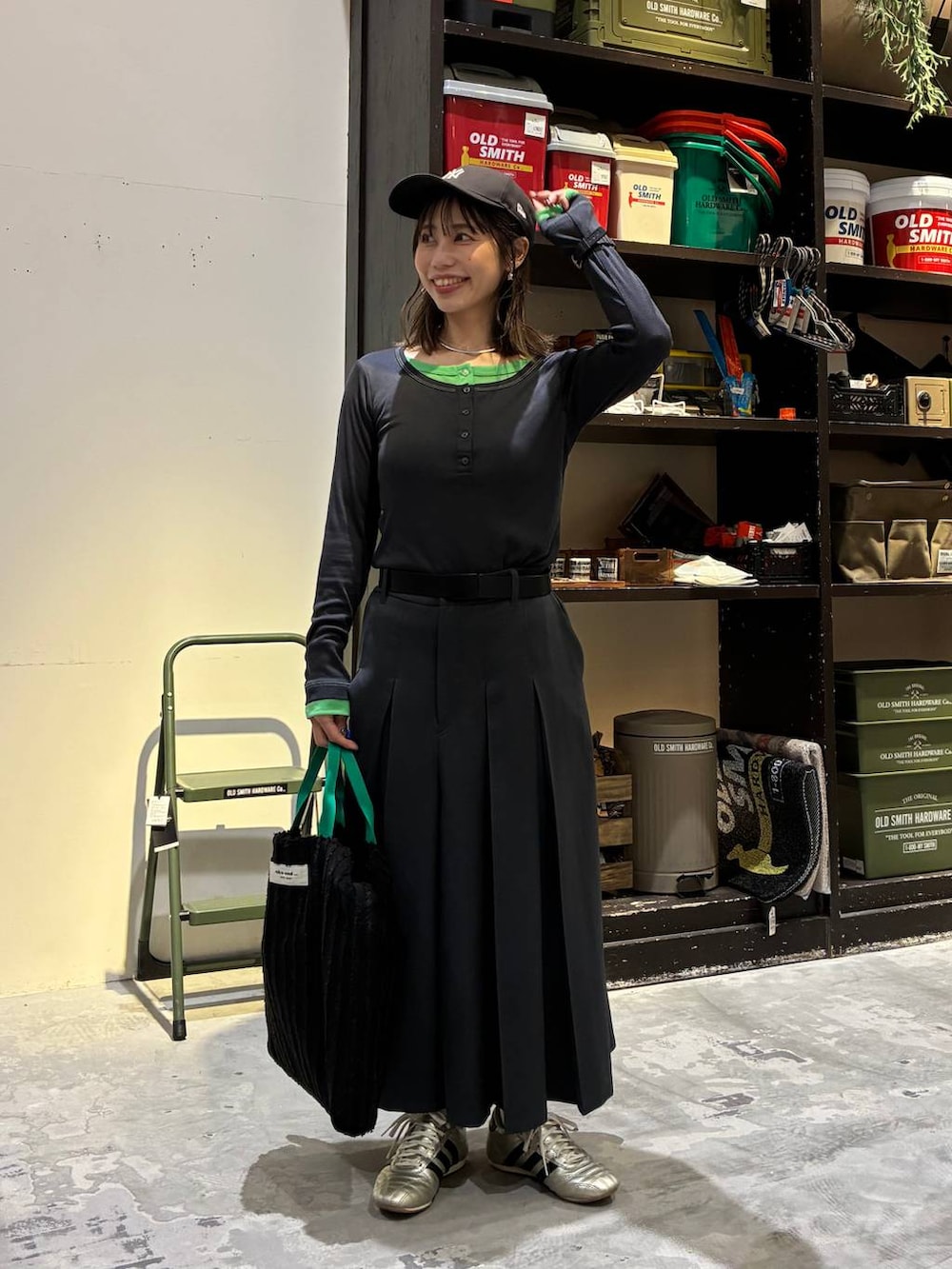 ゴールド系のスニーカー、ブラック系のトートバッグ、ブラック系のその他パンツを着用したレディースの冬コーディネートの6枚目の写真