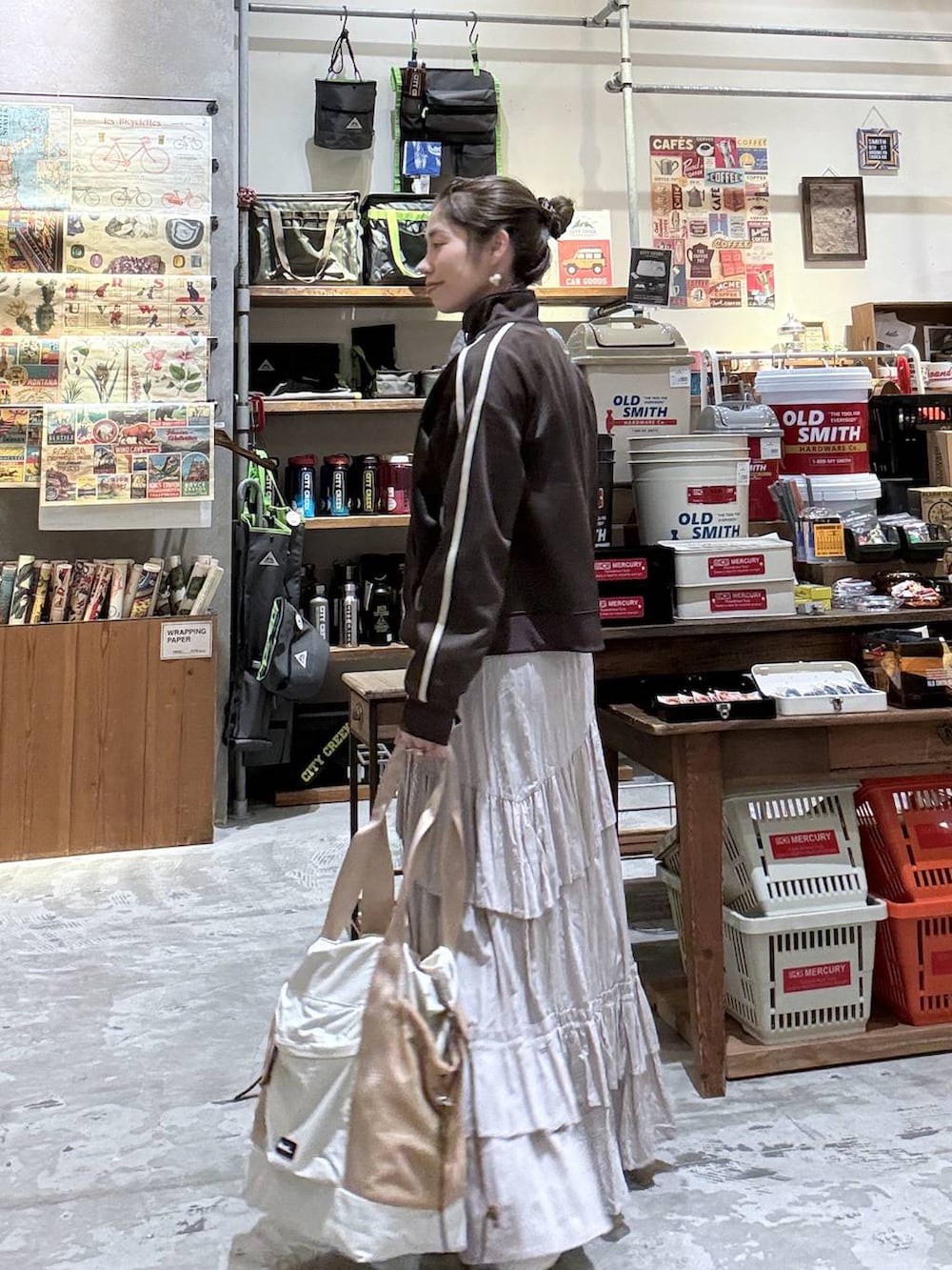 ブラウン系のジャージ、ベージュ系のトートバッグ、グレー系のスニーカーを着用したレディースの春コーディネートの4枚目の写真