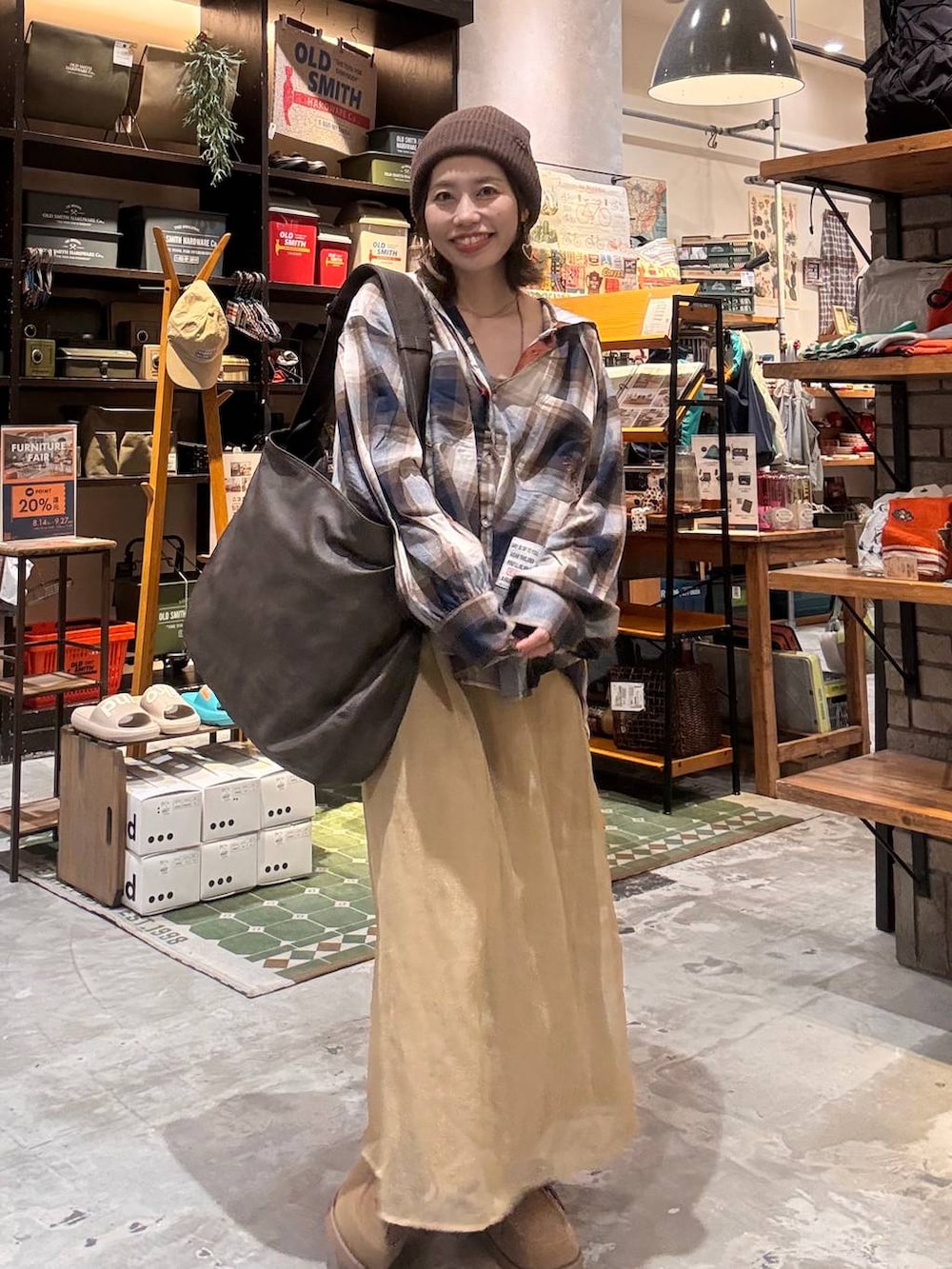 ブラウン系のショルダーバッグ、イエロー系のモカシン/デッキシューズ、ブラウン系のニットキャップ/ビーニーを着用したレディースの秋コーディネートの2枚目の写真