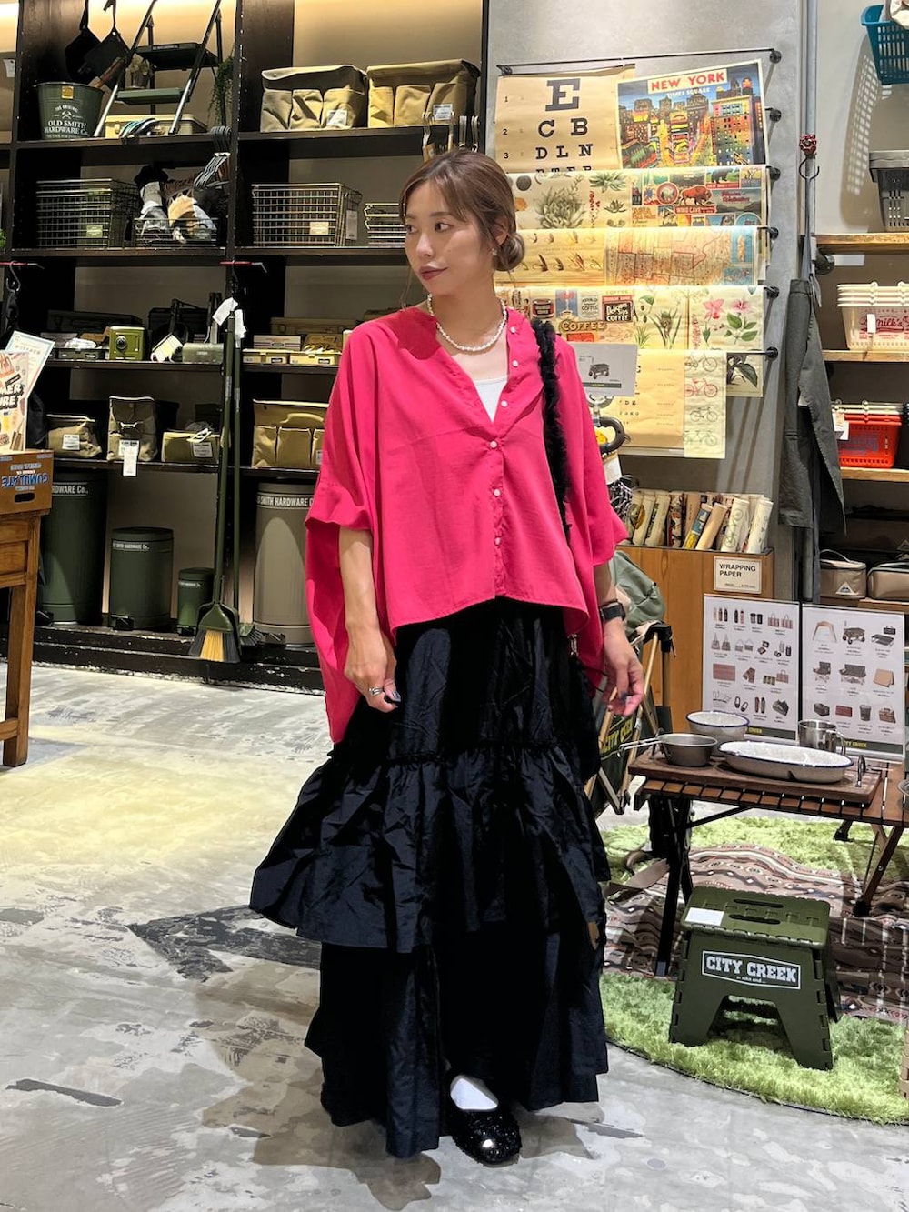 ブラック系のバレエシューズ、ブラック系のスカート、ベージュ系のキャミソールを着用したレディースの夏コーディネートの7枚目の写真
